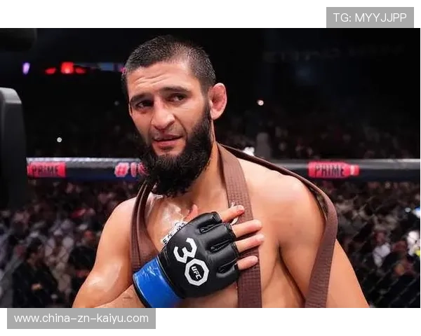 UFC拳手头部伤口裂开，仍坚持战斗：硬核意志的真实写照